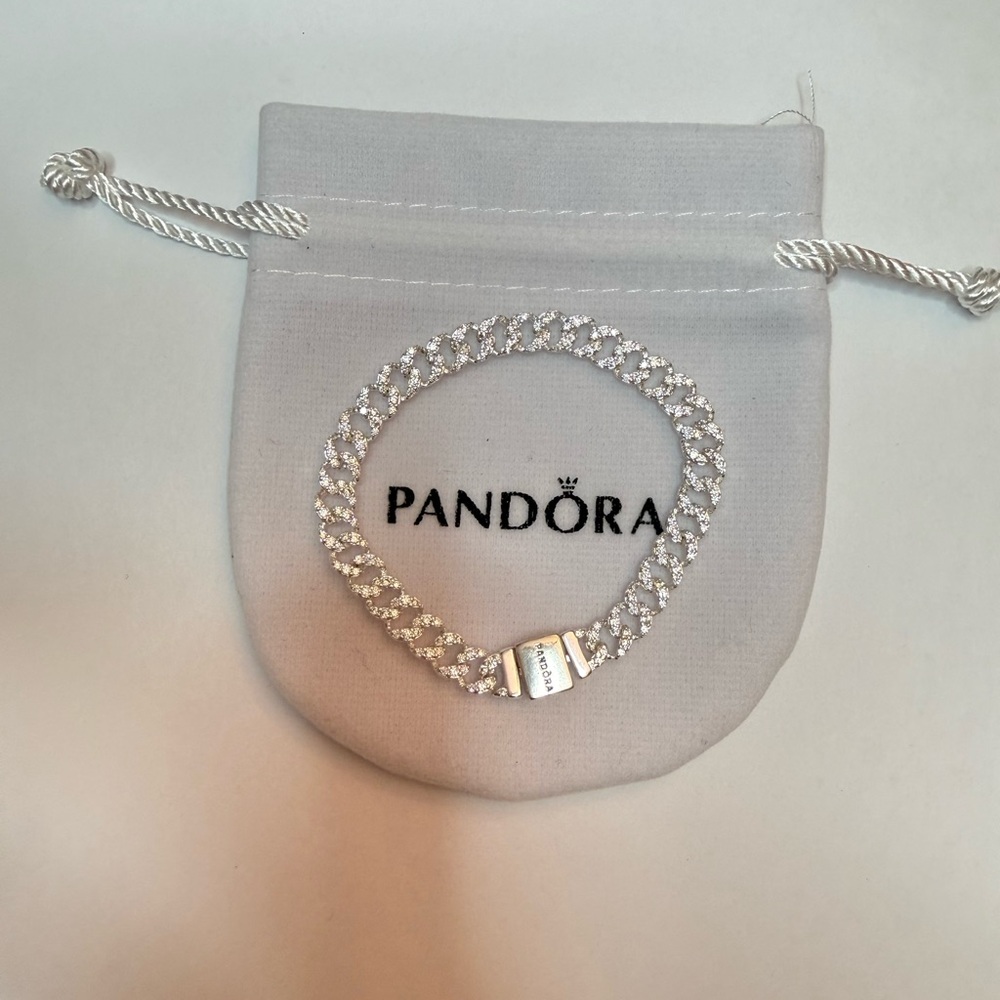 Pavé Cuban Chain Bracelet
Sterling silver 6.8inch